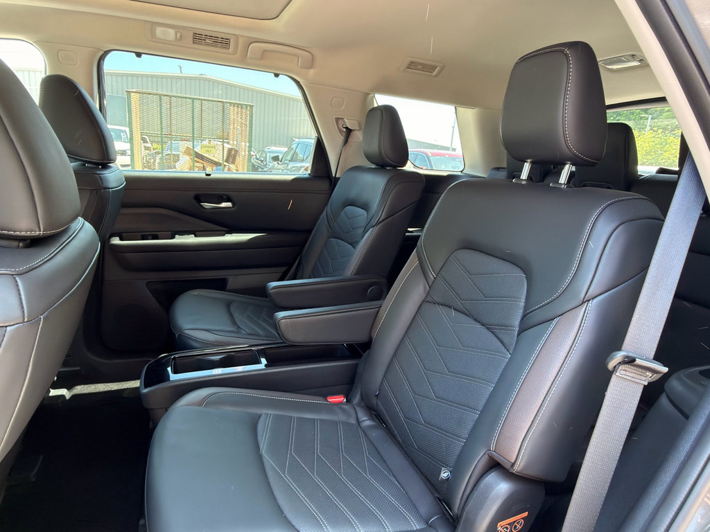 Used 2024 Nissan Pathfinder Platinum AWD/4WD image 19