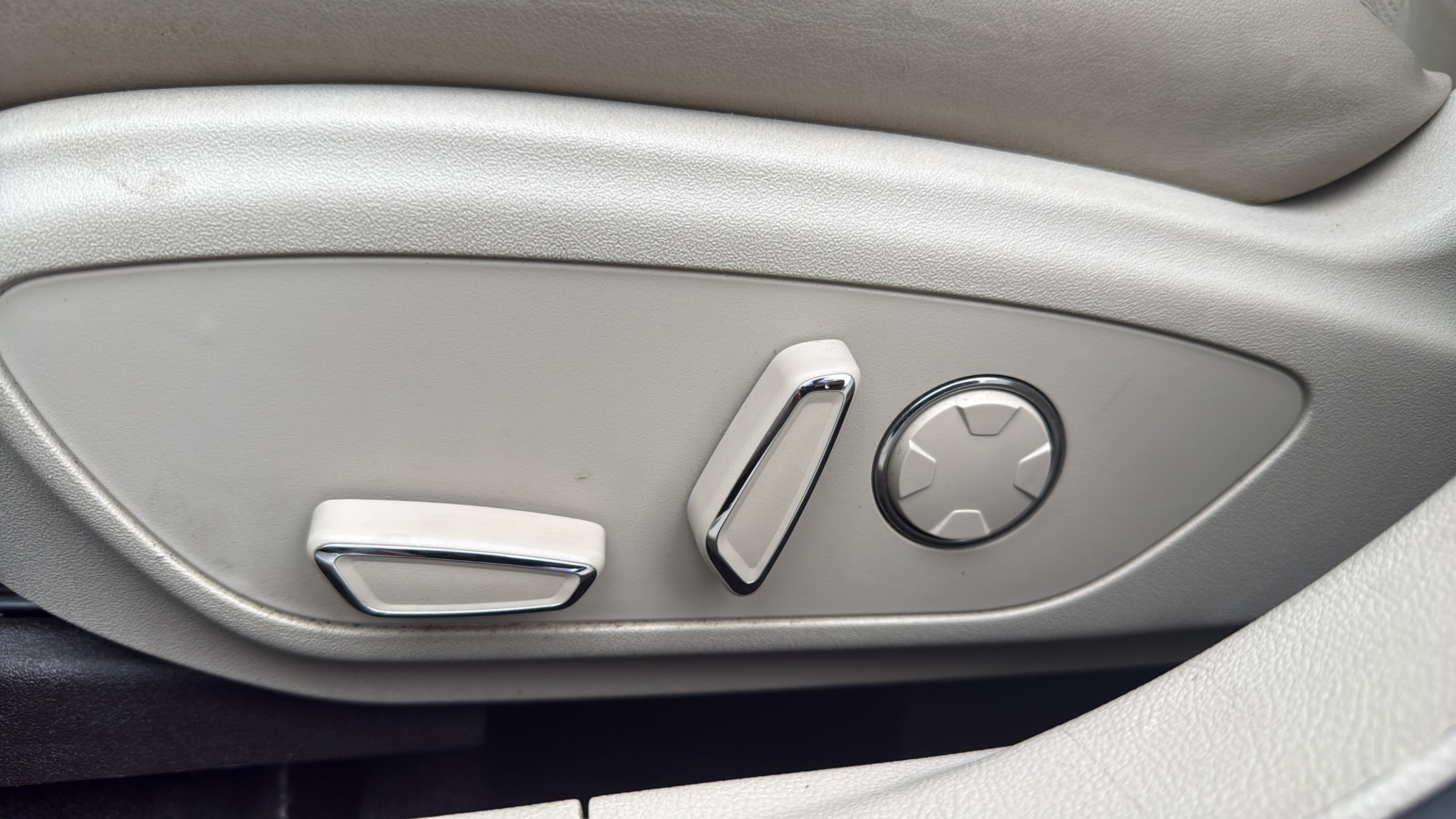 Used 2017 Lincoln MKZ Reserve FWD image 10