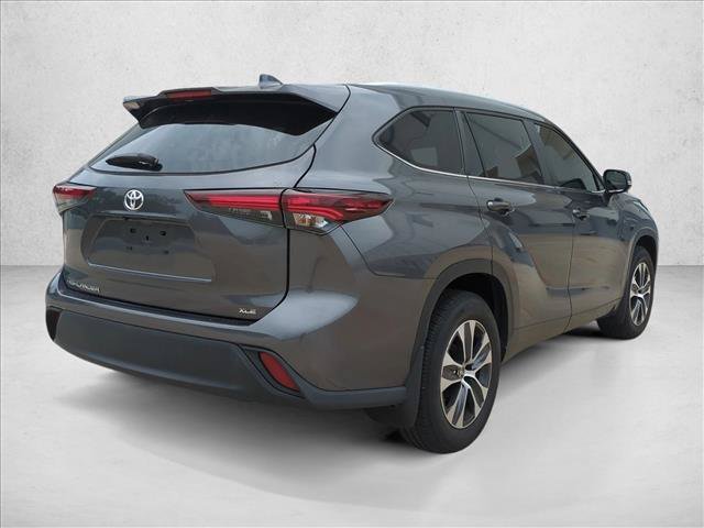 Used 2024 Toyota Highlander XLE FWD image 5