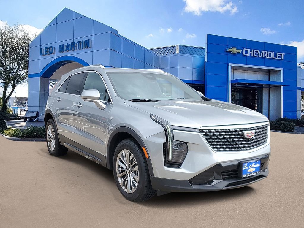 Used 2025 Cadillac XT4 Premium Luxury image 2