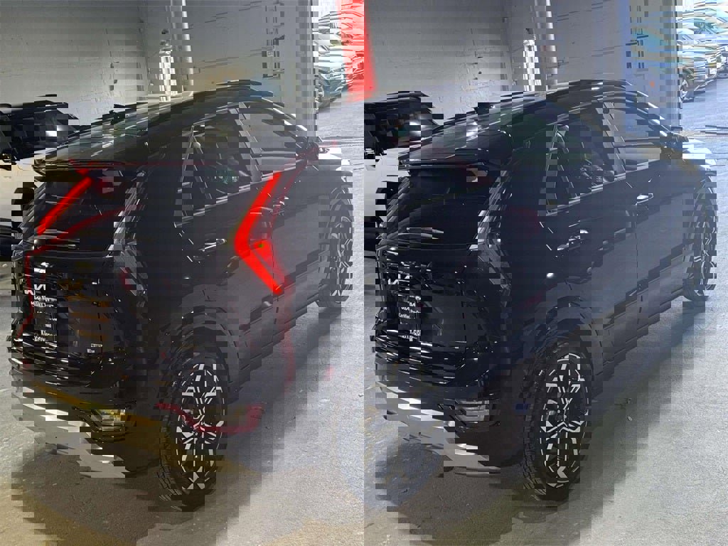 Used 2025 Kia Niro SX Touring image 7