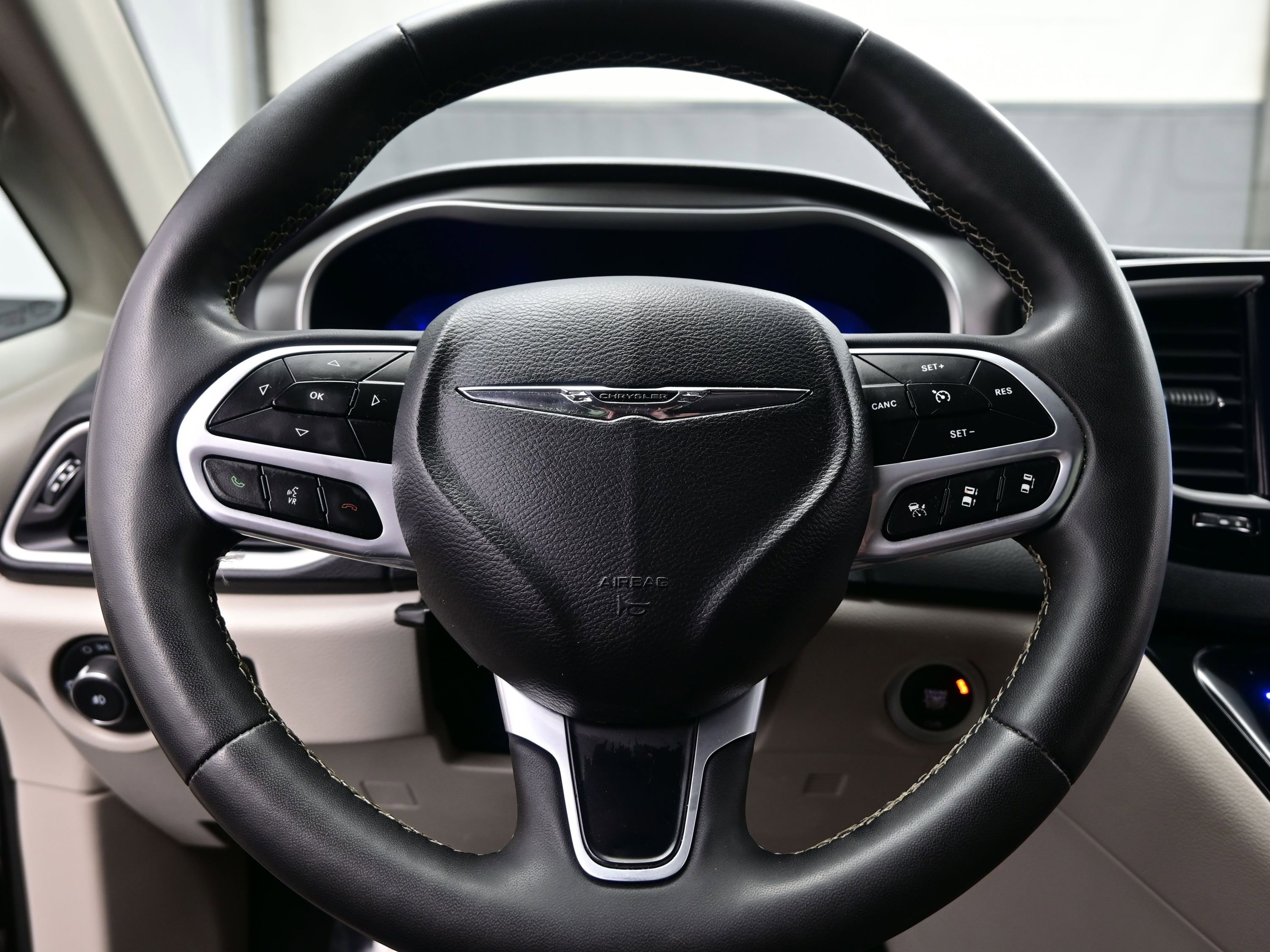 Used 2022 Chrysler Pacifica Touring-L image 23