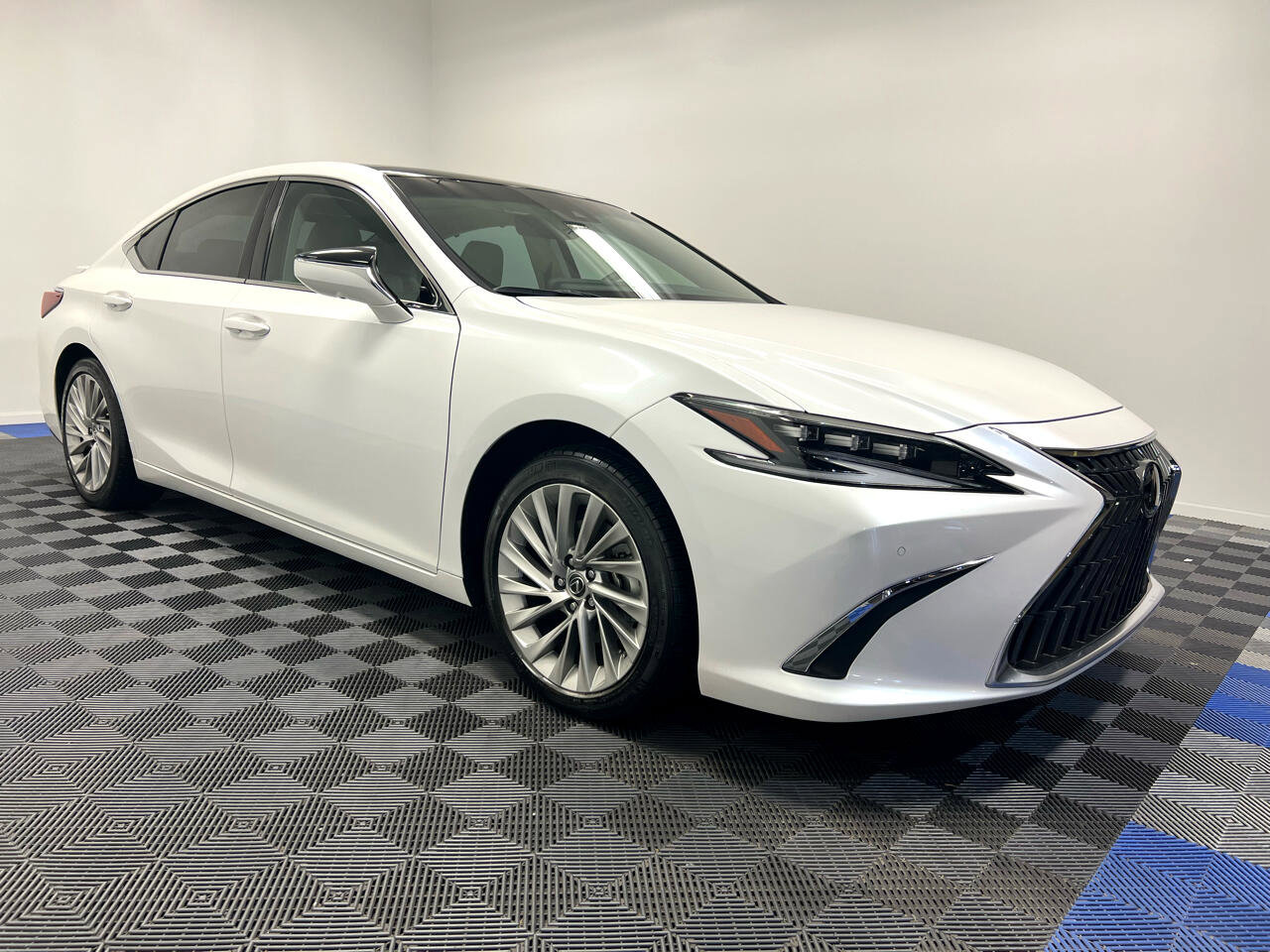 Used 2022 Lexus ES 350 Ultra Luxury w/ Accessory Package 2 image 1