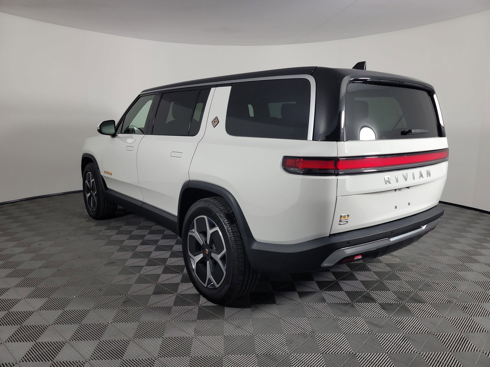 Used 2024 Rivian R1S Adventure image 3