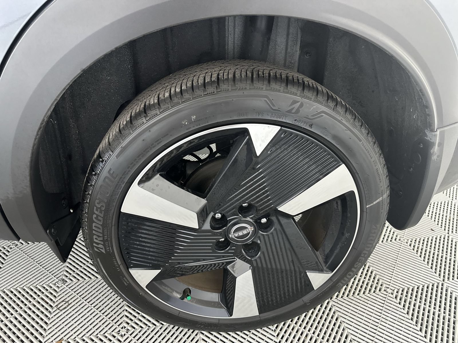 Certified 2025 Nissan Kicks SR FWD image 10