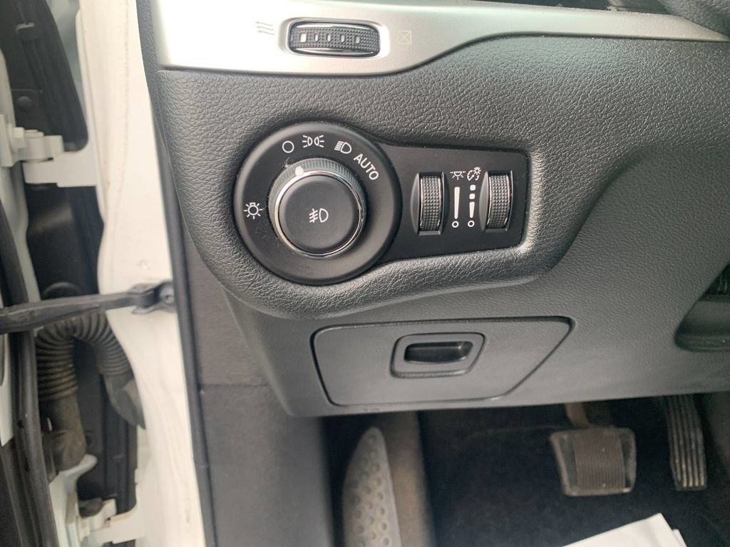 Used 2015 Jeep Cherokee Trailhawk w/ Leather Interior Group AWD/4WD image 32