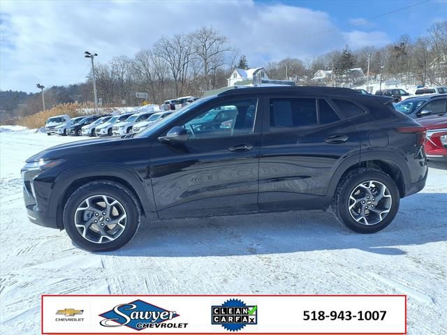 Used 2025 Chevrolet Trax LT w/ LT Convenience Package image 4