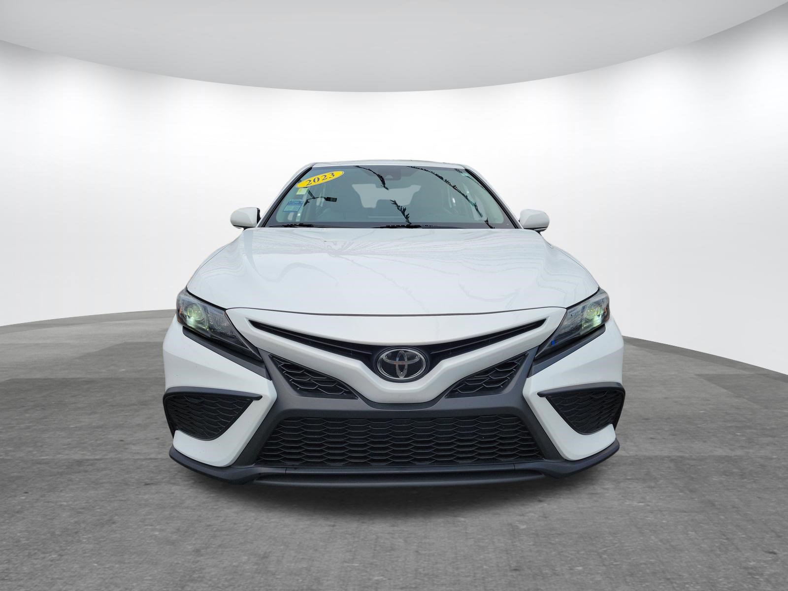 Used 2023 Toyota Camry SE image 2