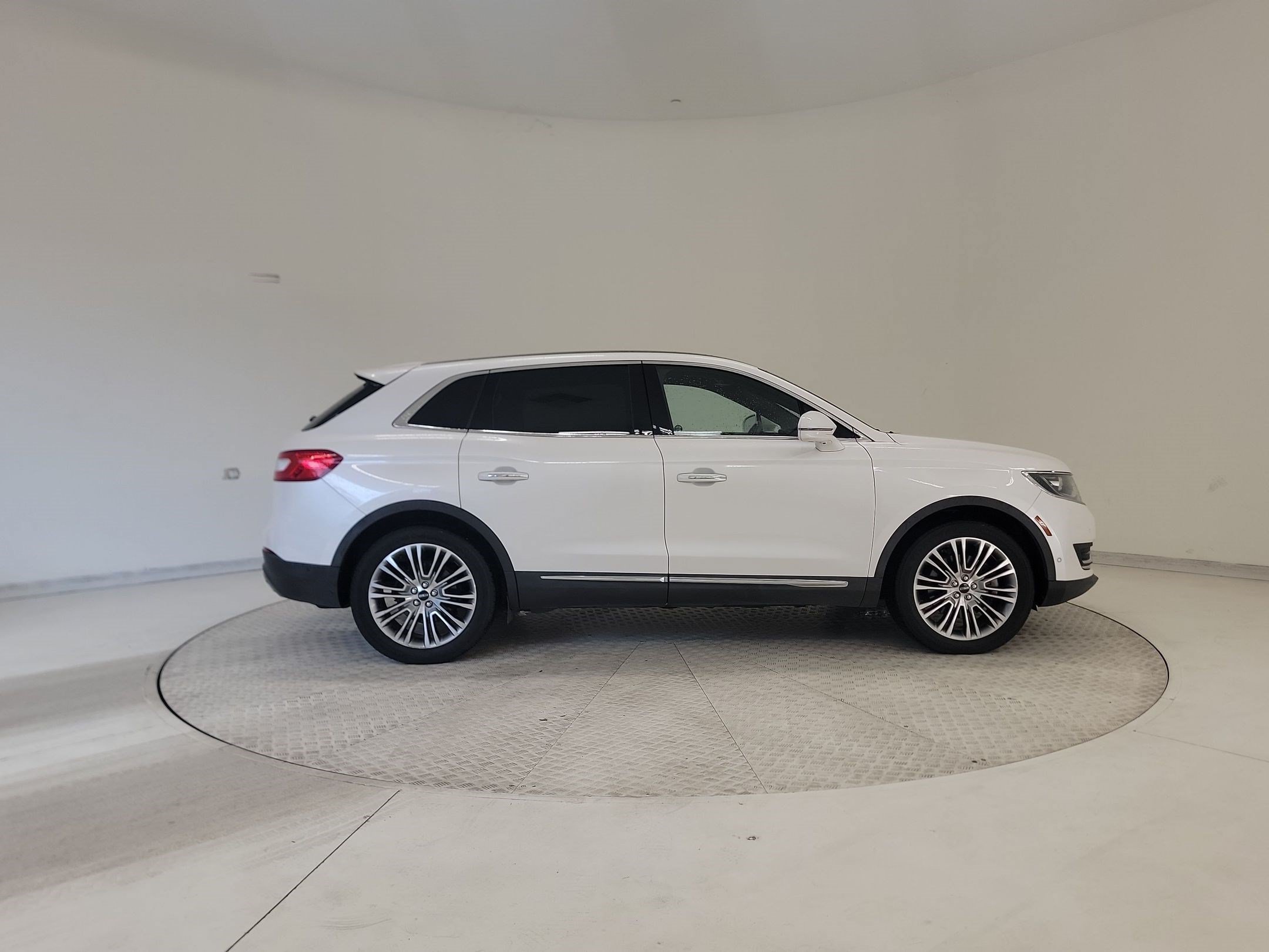 Used 2016 Lincoln MKX Reserve w/ Equipment Group 102A AWD/4WD image 6
