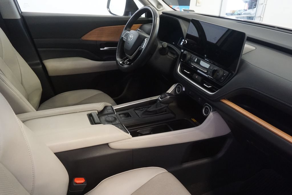 Used 2024 Toyota Grand Highlander AWD image 25
