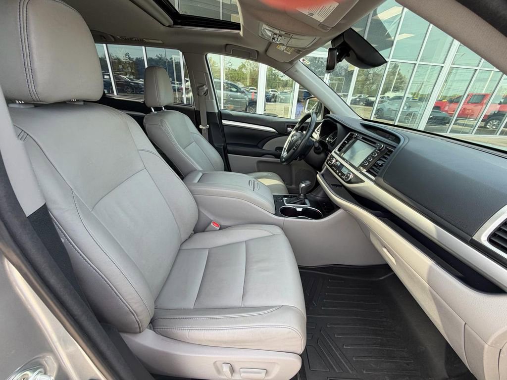 Used 2018 Toyota Highlander XLE FWD image 12