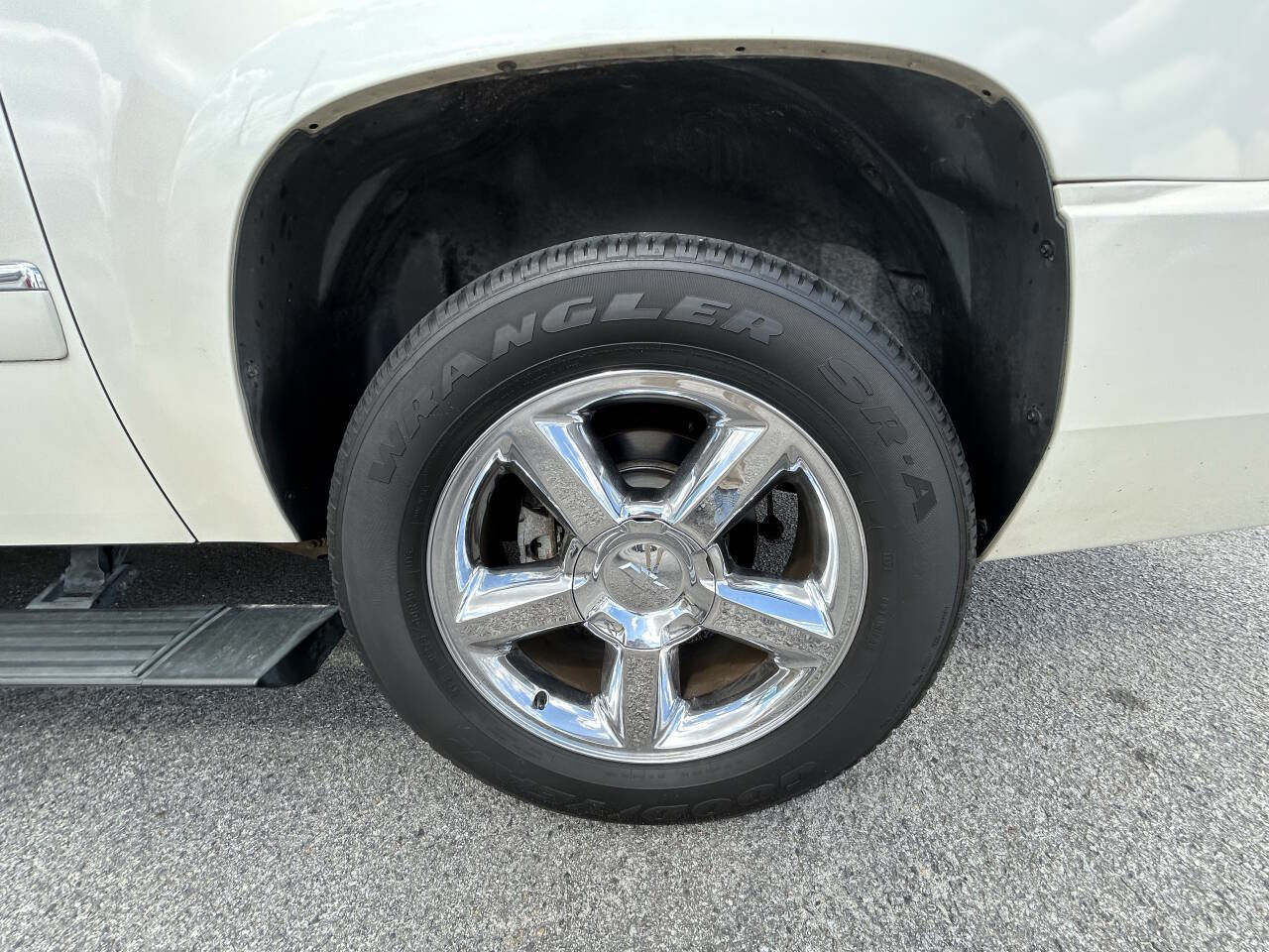 Used 2014 Chevrolet Suburban LTZ image 17