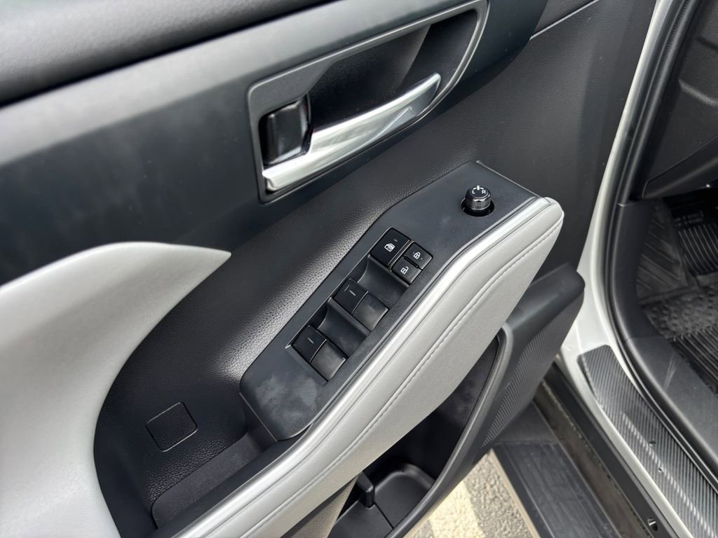 Used 2022 Toyota Highlander XLE AWD/4WD image 23