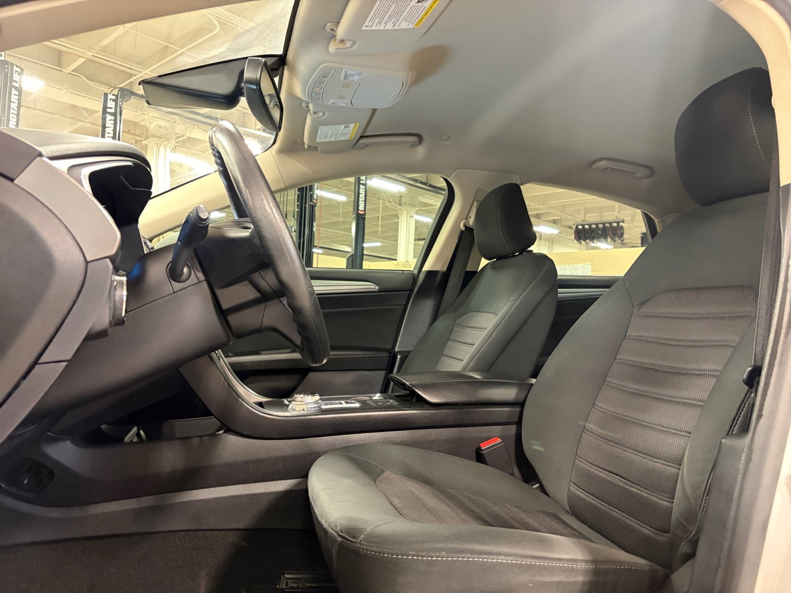 Used 2020 Ford Fusion SE FWD image 12