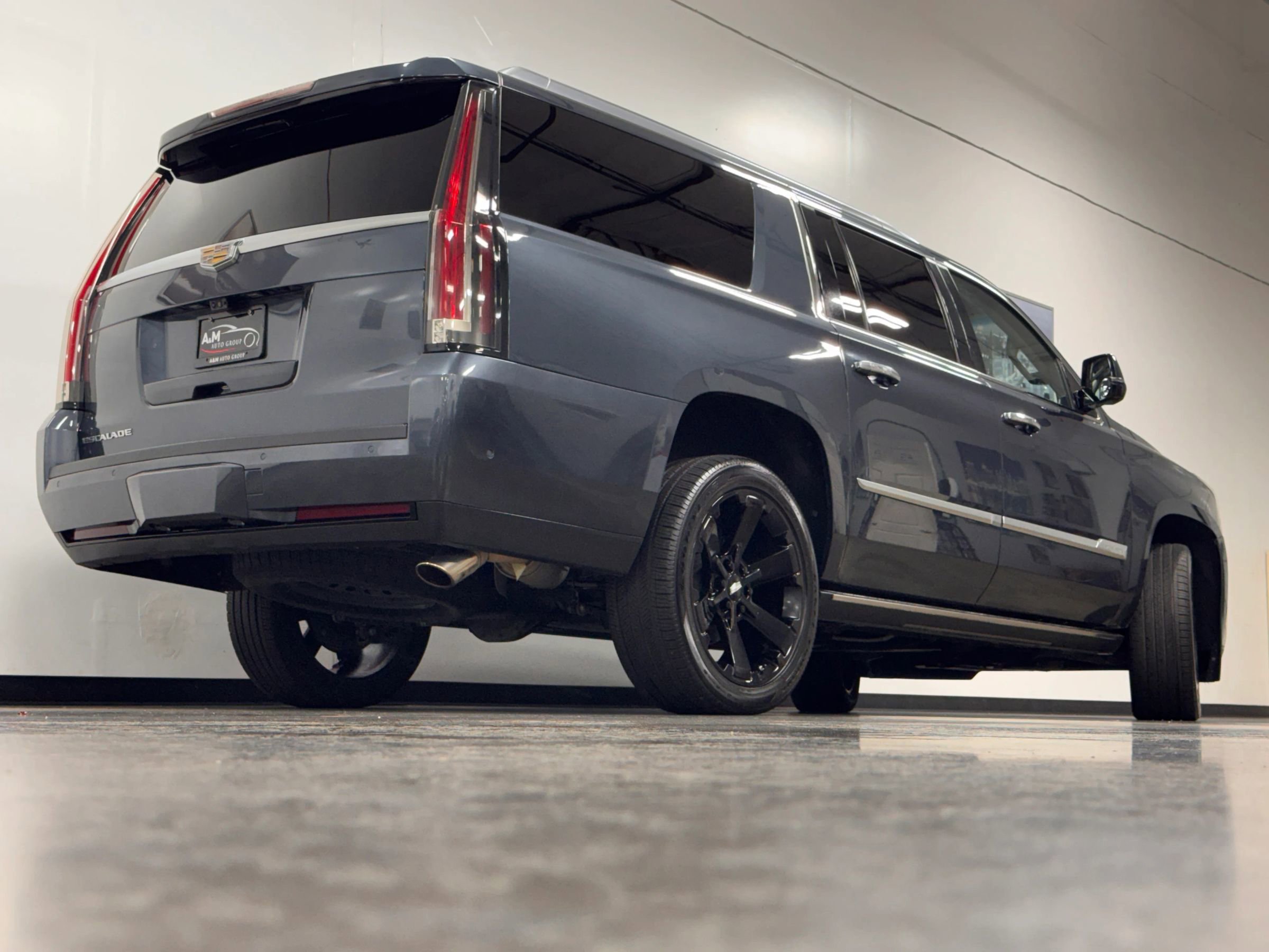 Used 2019 Cadillac Escalade ESV Premium Luxury image 4