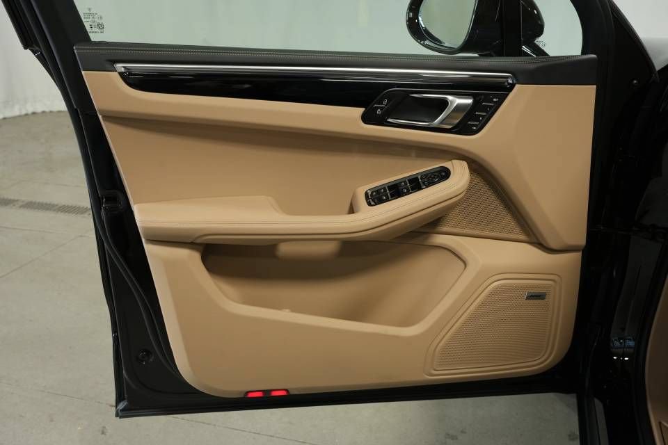 Certified 2026 Porsche Macan AWD/4WD image 25
