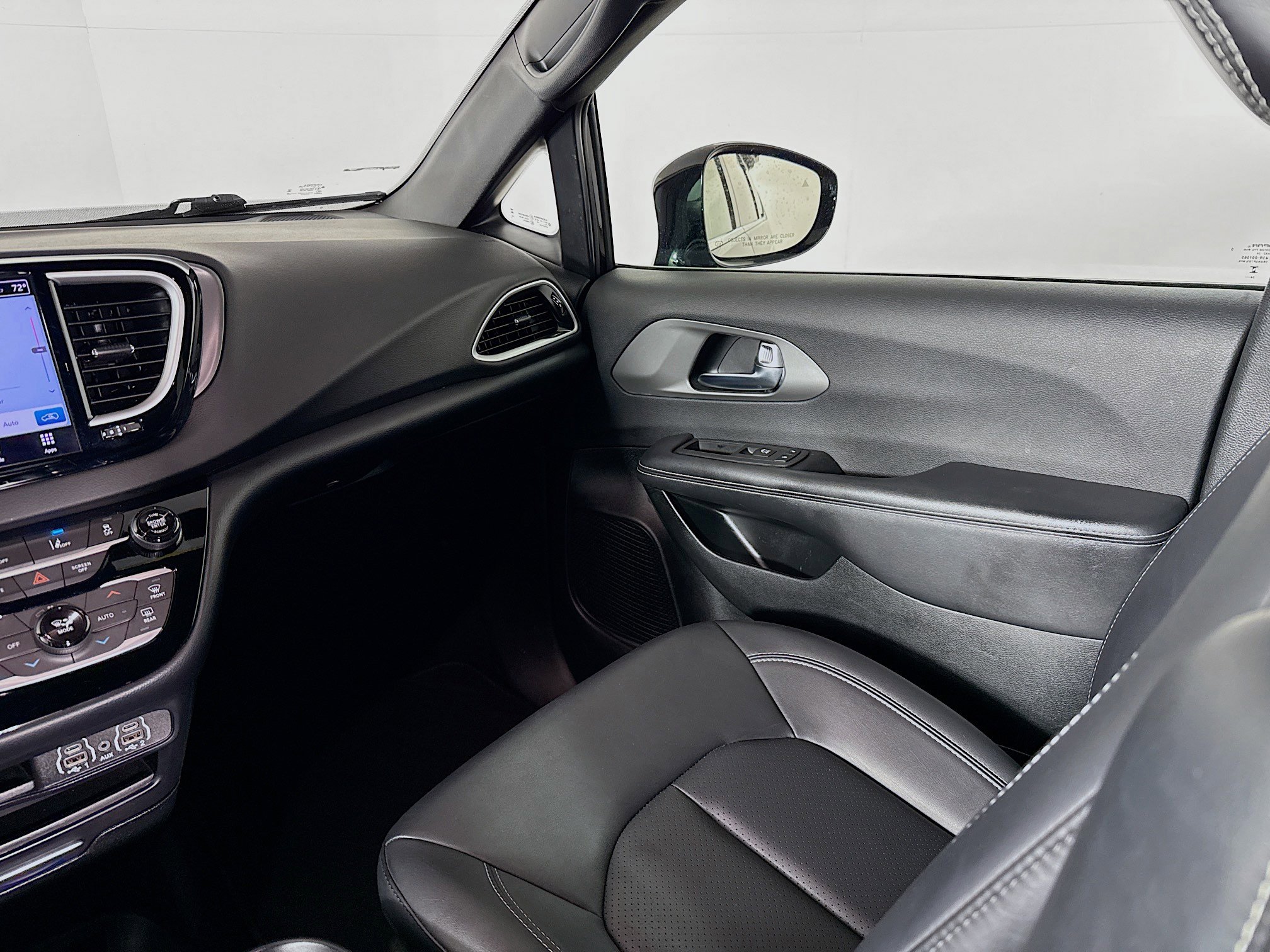 Used 2025 Chrysler Pacifica Select image 27