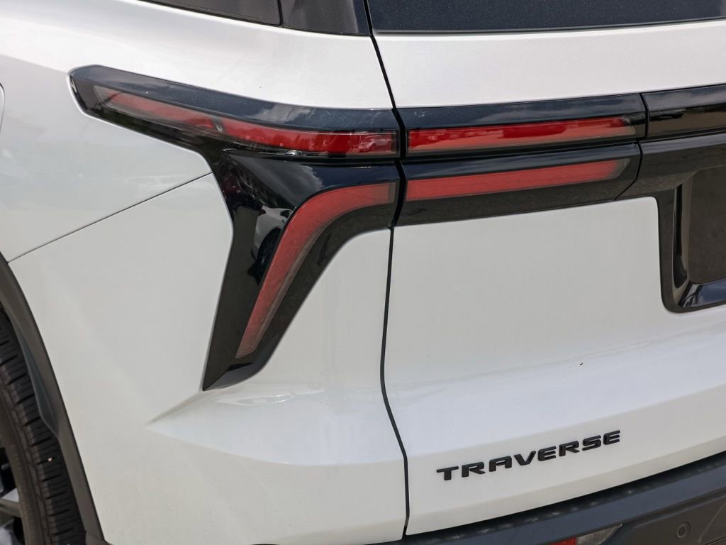 Used 2025 Chevrolet Traverse LT w/ Midnight/Sport Edition FWD image 7