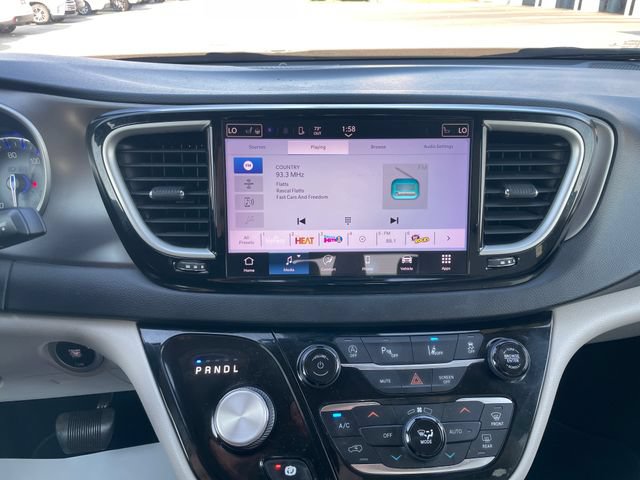 Used 2021 Chrysler Pacifica Touring-L FWD image 12