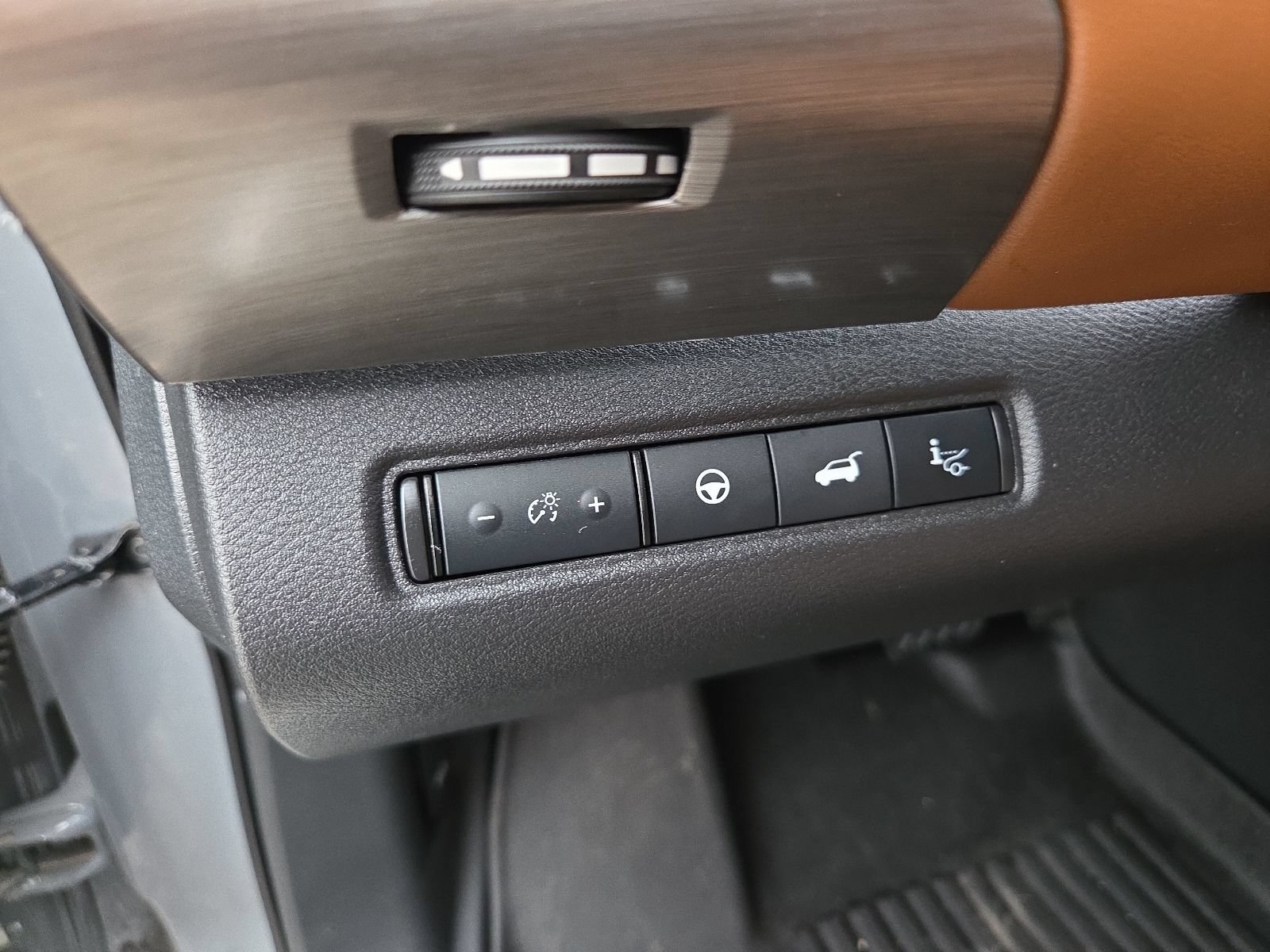 Used 2024 Nissan Pathfinder Platinum FWD image 11
