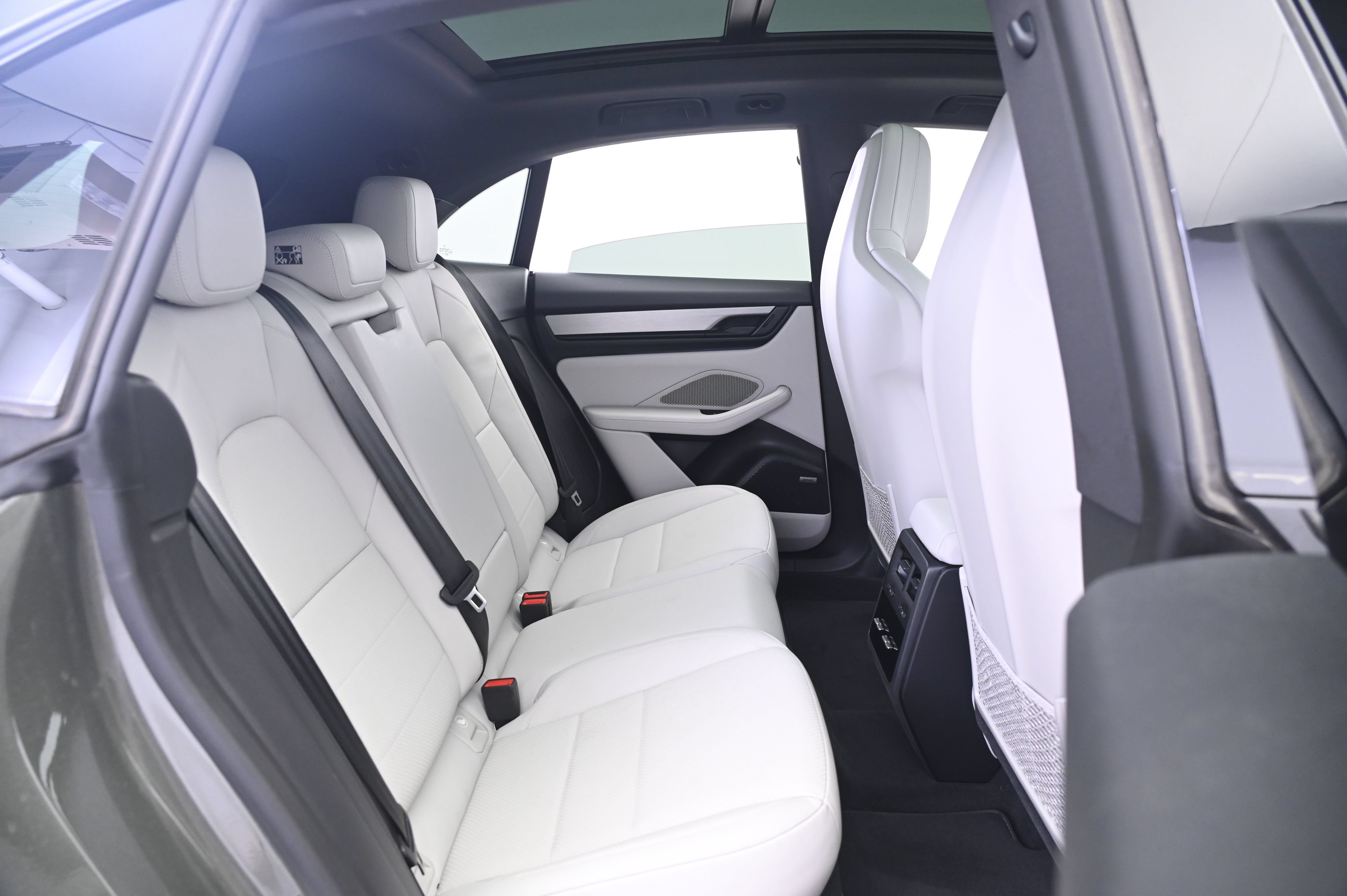 Certified 2024 Porsche Macan 4 Electric AWD/4WD image 19