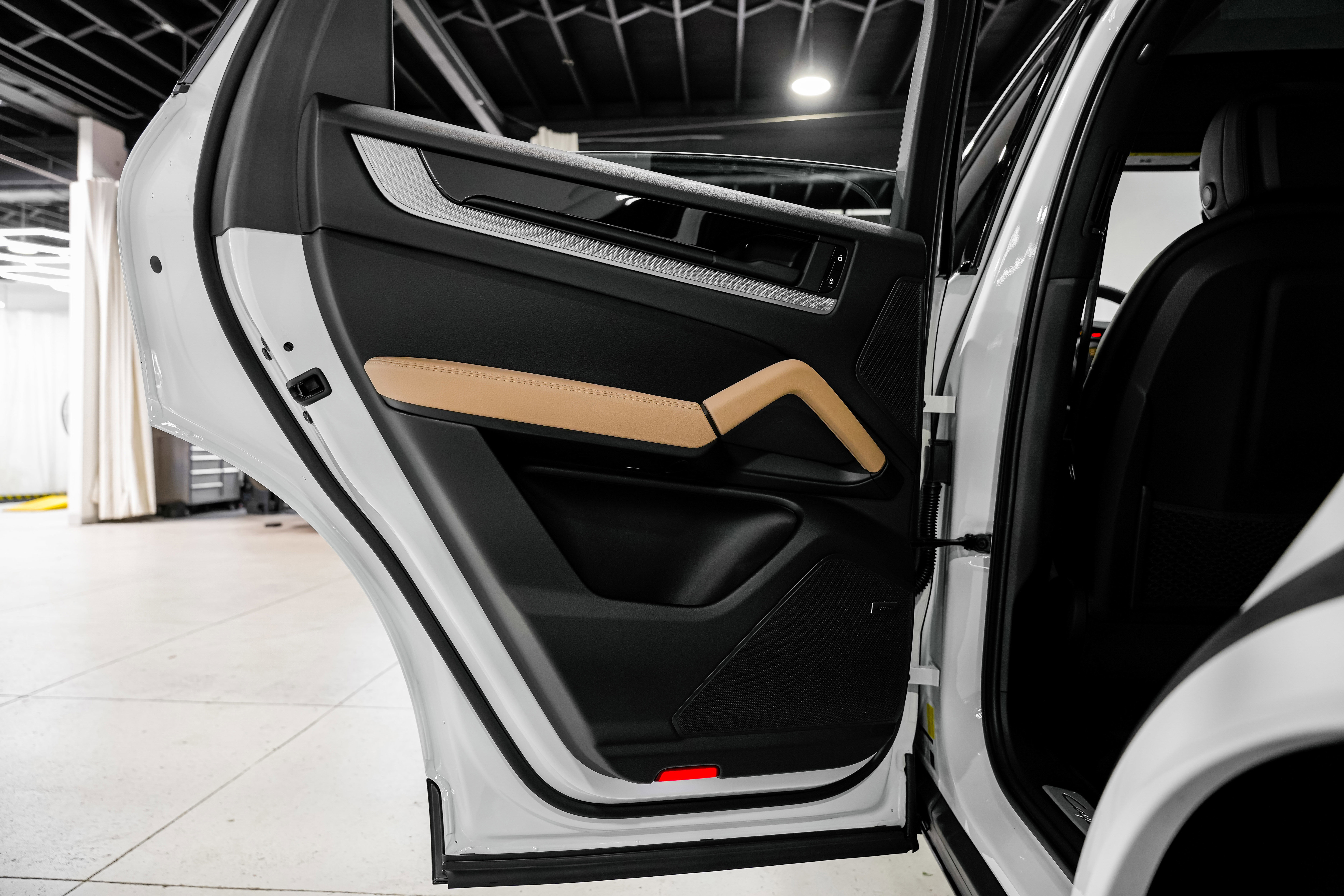 Used 2024 Porsche Cayenne Coupe w/ Premium Package Plus image 33