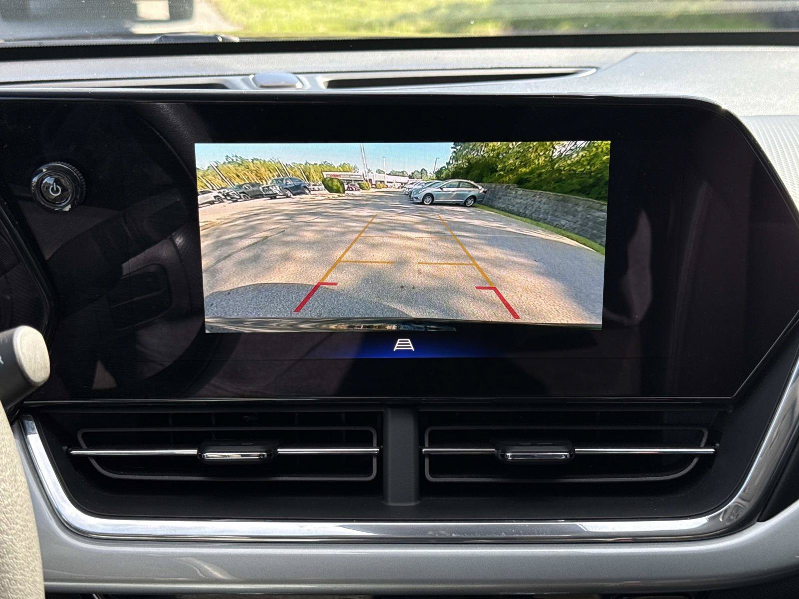 Used 2025 Chevrolet Trax LT FWD image 10