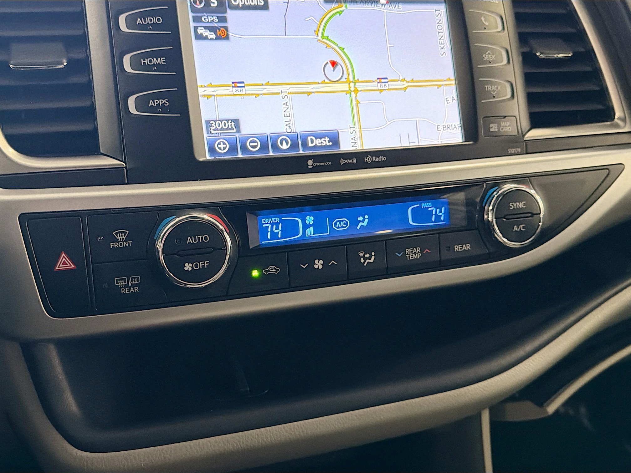 Used 2017 Toyota Highlander XLE AWD/4WD image 24