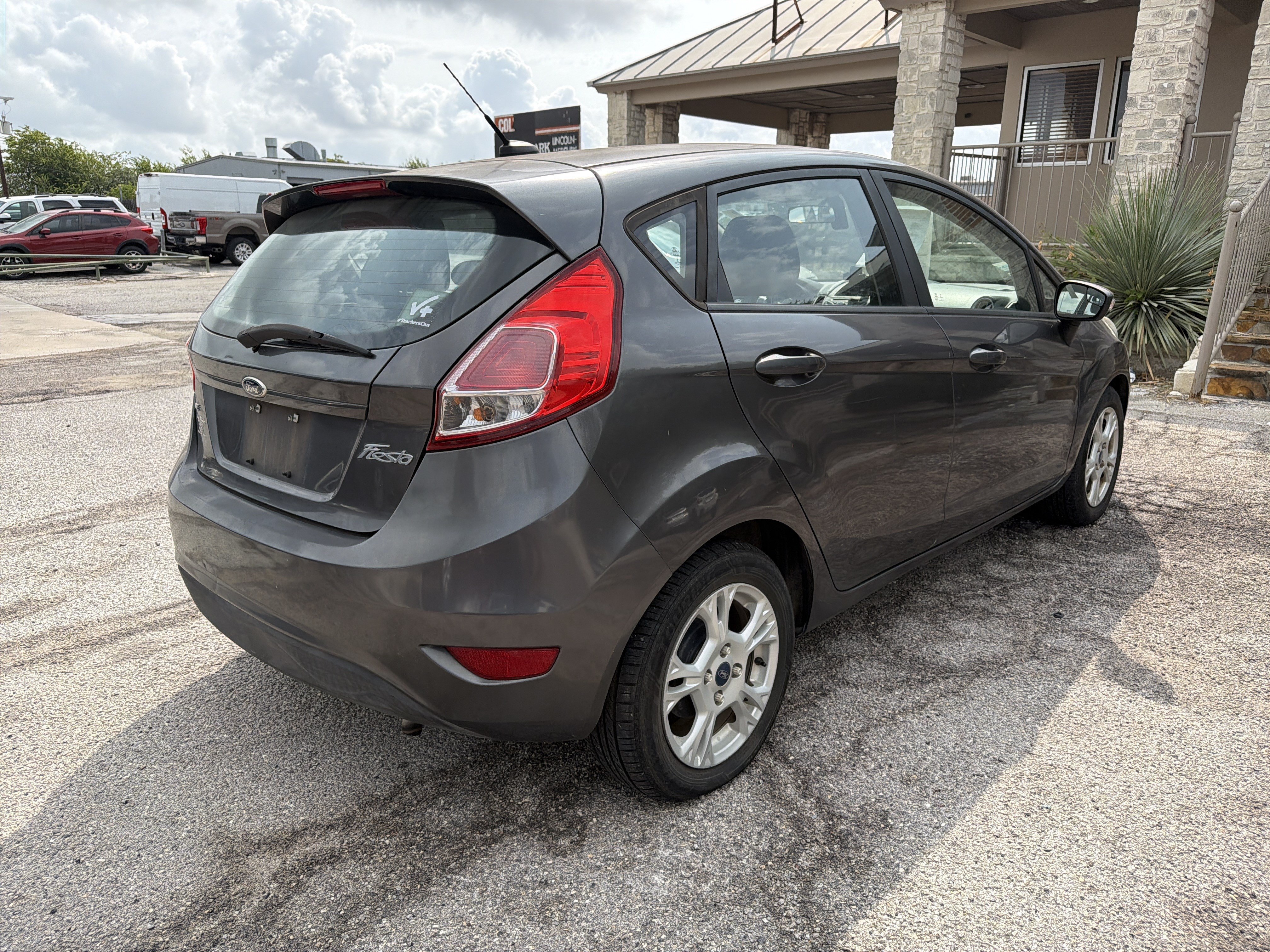 Used 2015 Ford Fiesta SE FWD image 3
