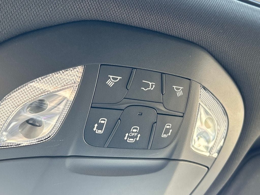 Used 2025 Chrysler Pacifica Limited FWD image 42
