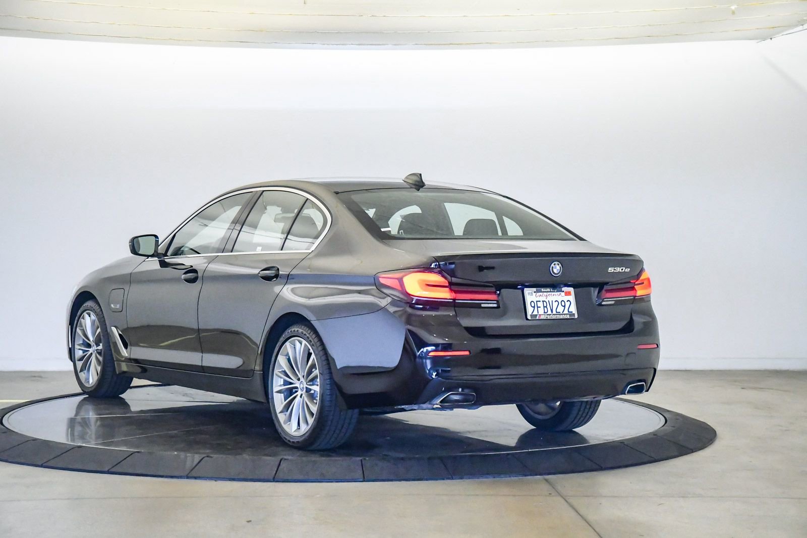 Certified 2023 BMW 530e w/ Convenience Package image 2