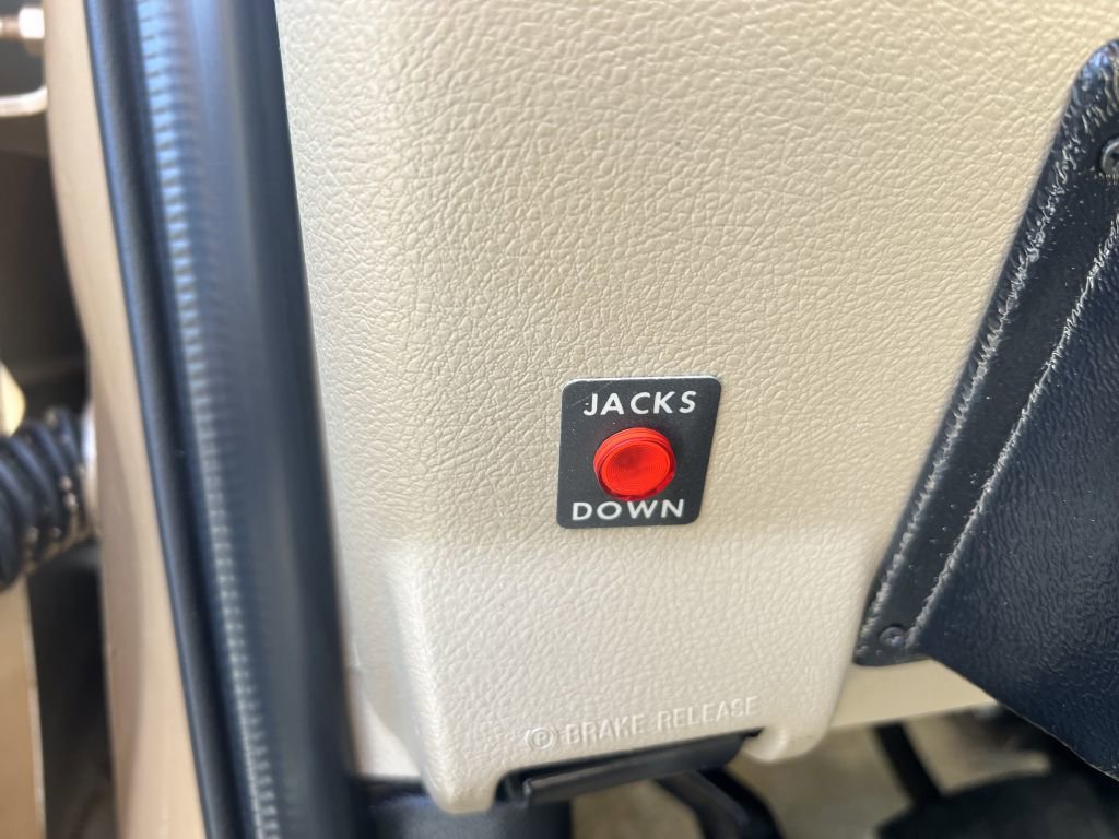 Used 2017 Ford E-450 and Econoline 450 Super Duty w/ Motorhome Prep Package image 33