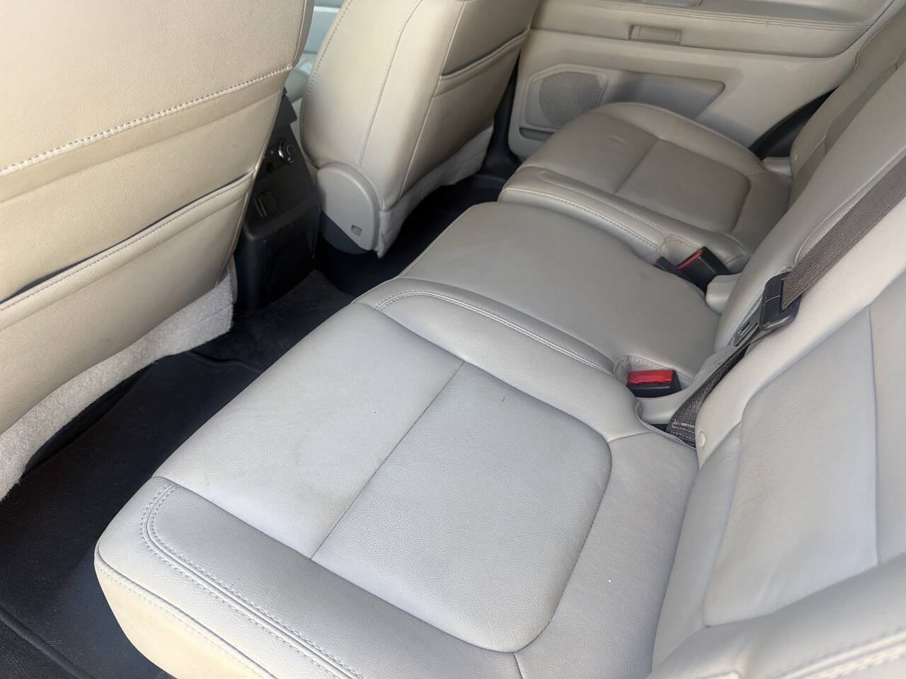 Used 2015 Ford Explorer XLT w/ Equipment Group 202A FWD image 17
