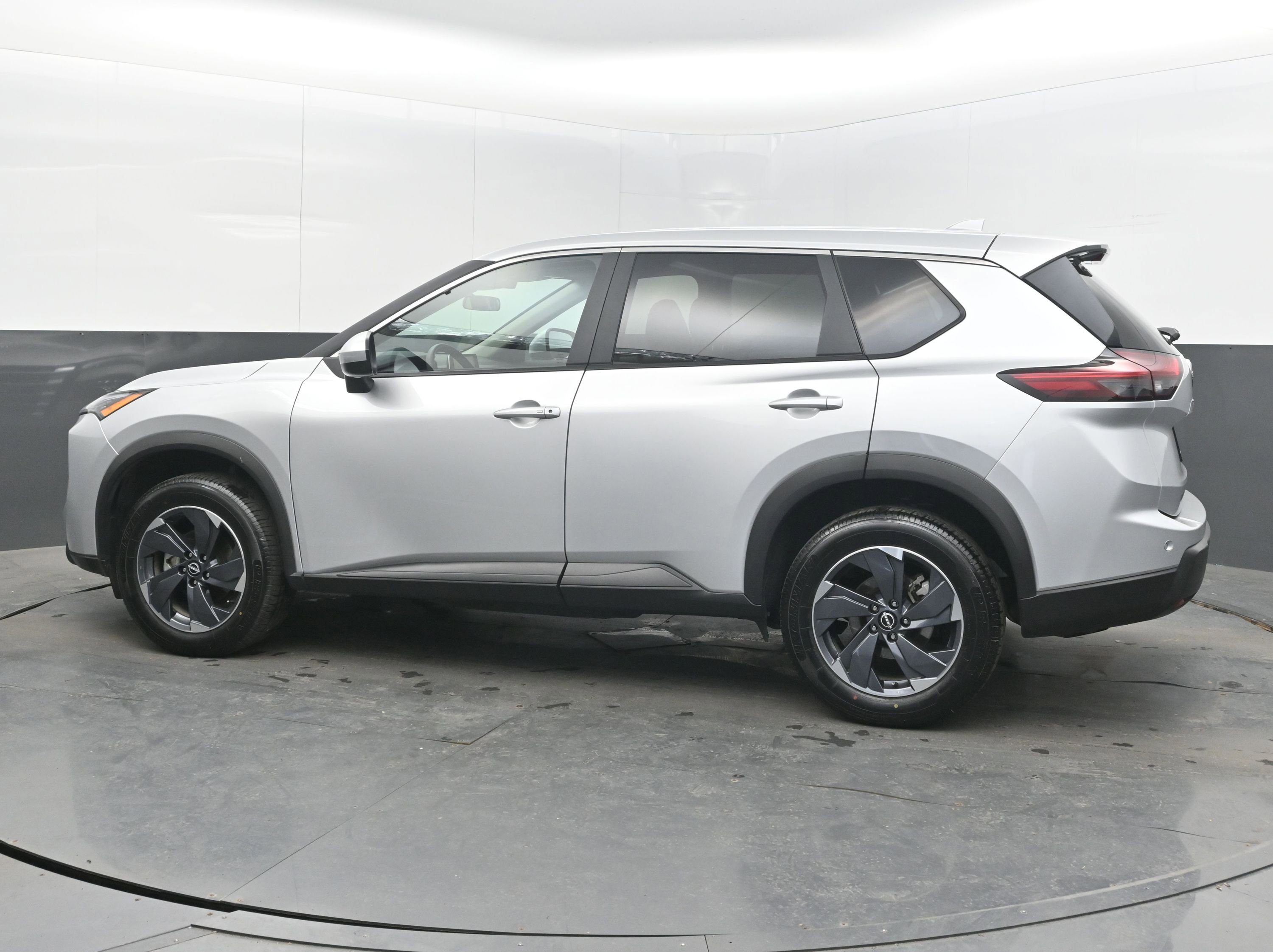 Used 2025 Nissan Rogue SV image 7