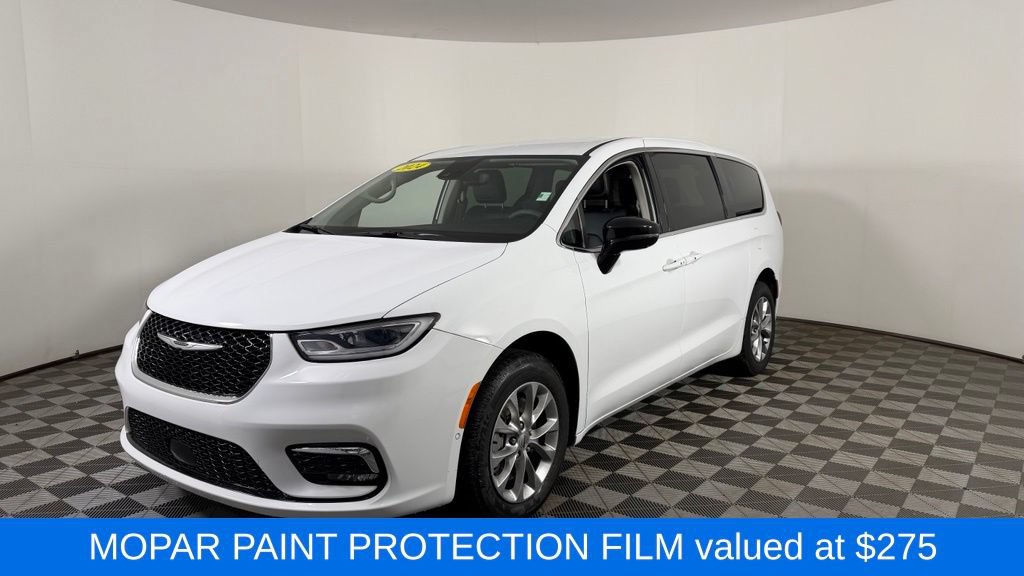 Used 2024 Chrysler Pacifica Touring-L AWD/4WD image 3