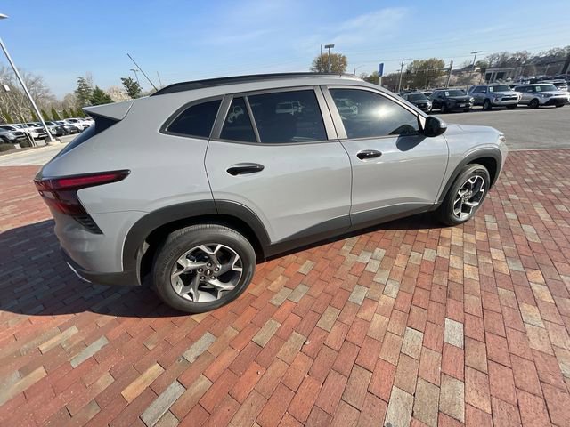 Used 2025 Chevrolet Trax LT w/ Driver Confidence Package image 18