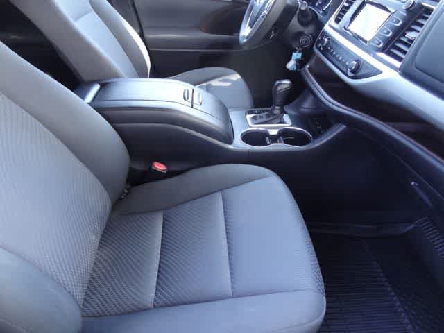 Used 2019 Toyota Highlander LE AWD/4WD image 14