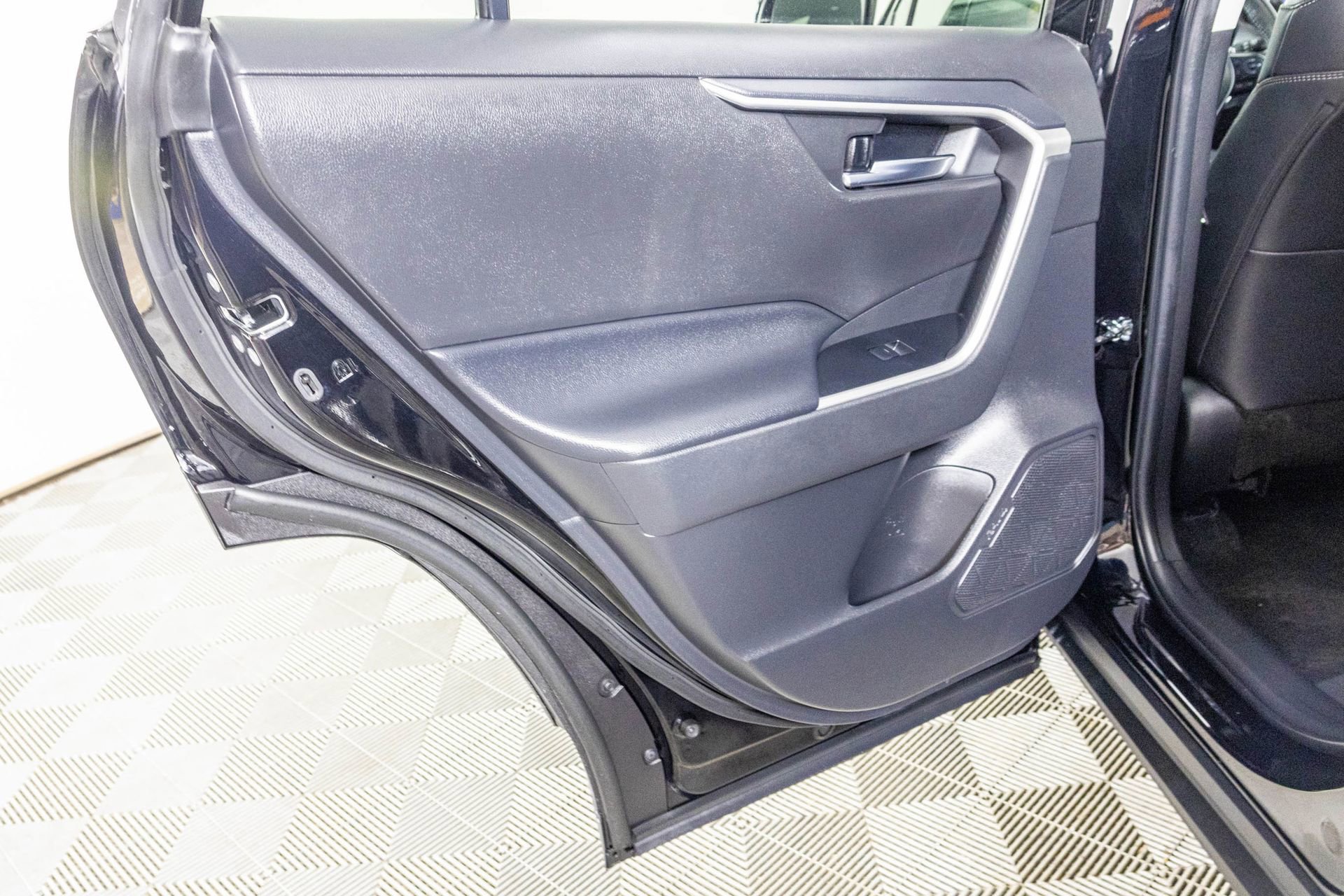 Used 2022 Toyota RAV4 XLE Premium image 38