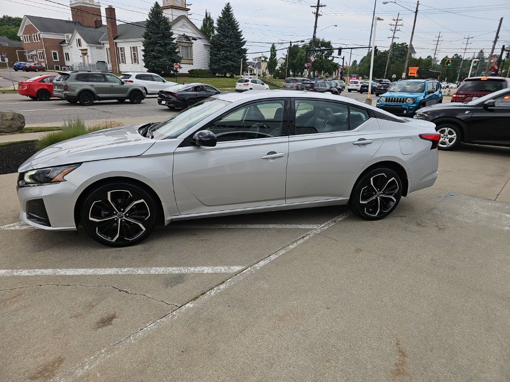 Used 2023 Nissan Altima 2.5 SR w/ SR Premium Package AWD/4WD image 10