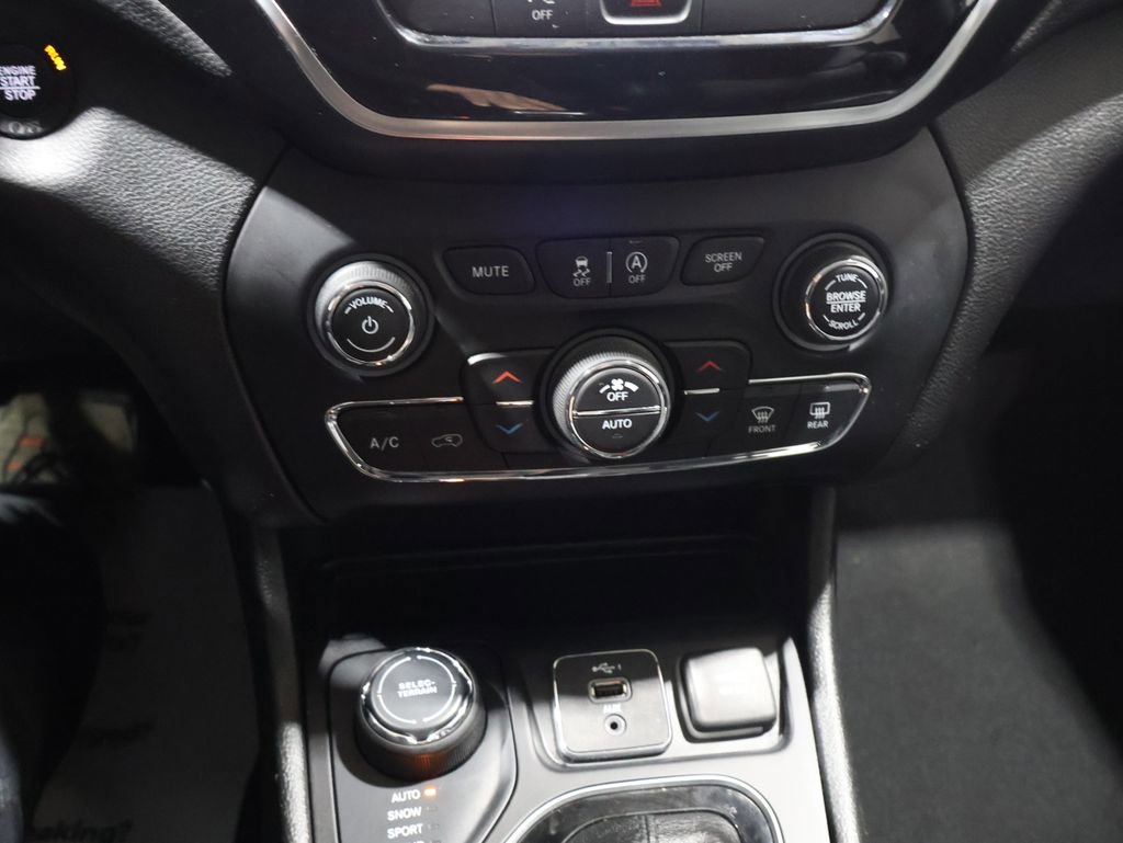 Used 2019 Jeep Cherokee Limited image 28