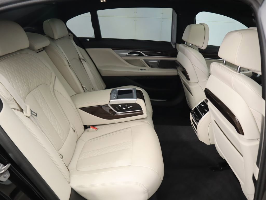 Certified 2022 BMW 750i xDrive w/ Luxury Rear Seating Package image 23