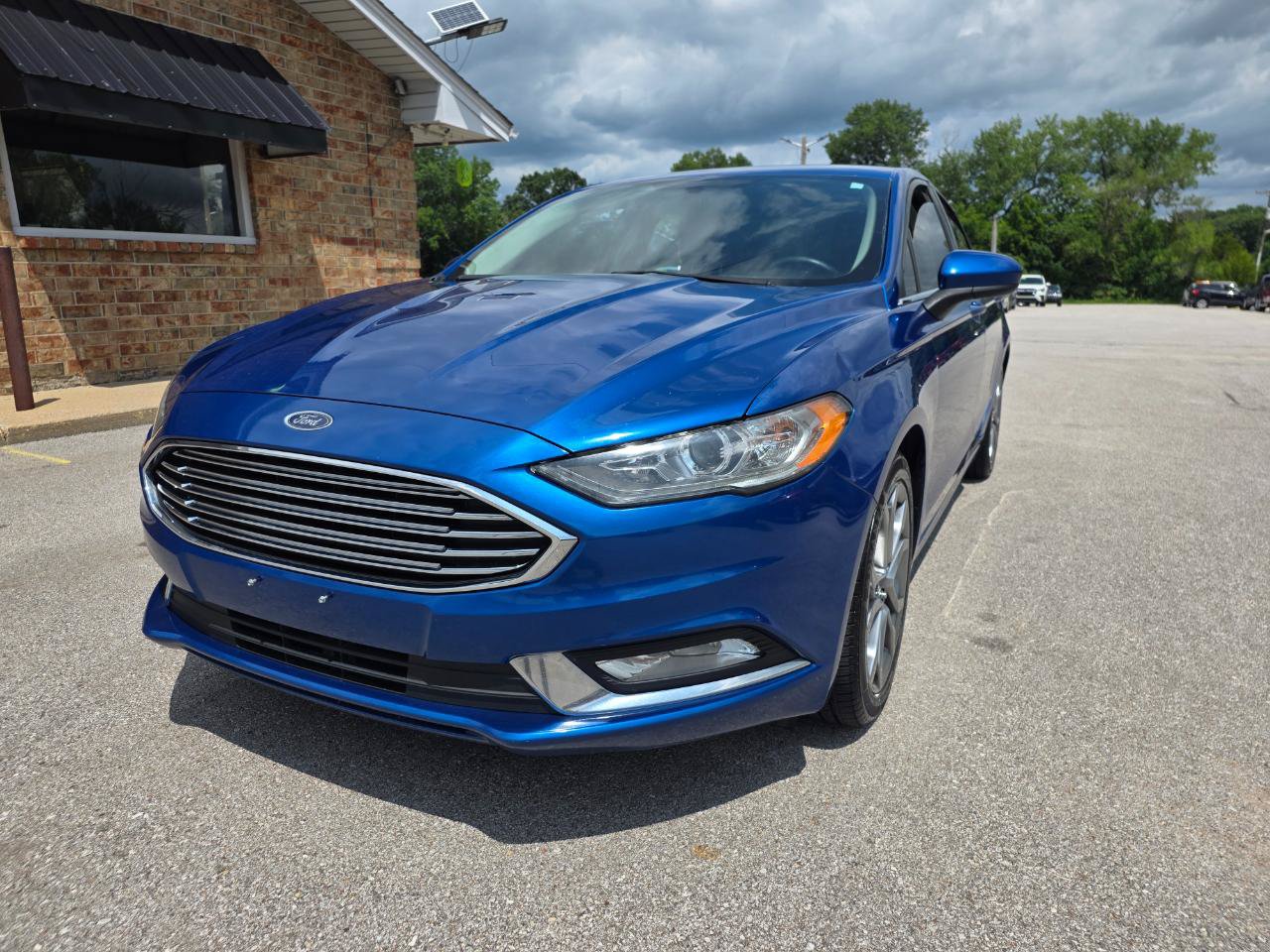 Used 2017 Ford Fusion SE w/ Equipment Group 201A FWD image 2