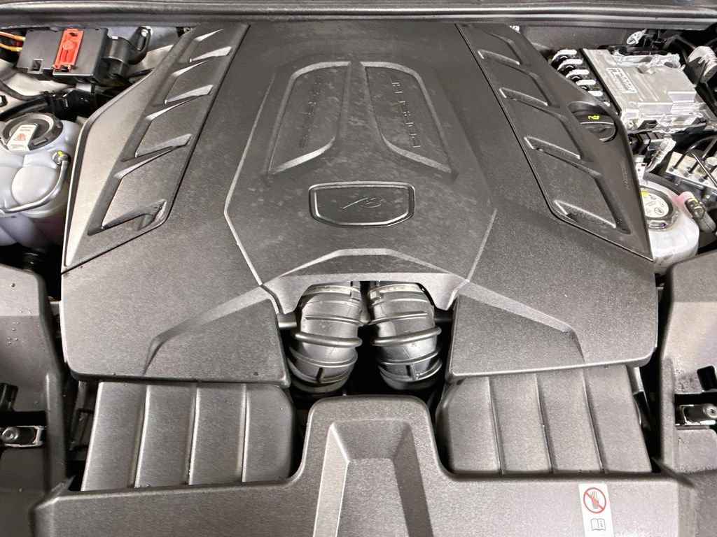 Certified 2025 Porsche Cayenne Turbo AWD/4WD image 28