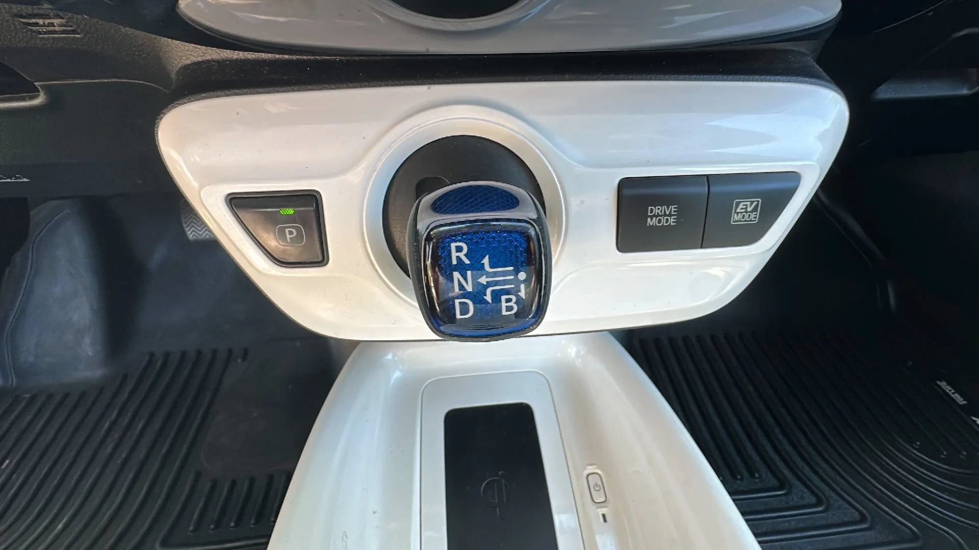 Used 2017 Toyota Prius Four w/ Advanced Technology Package FWD image 39