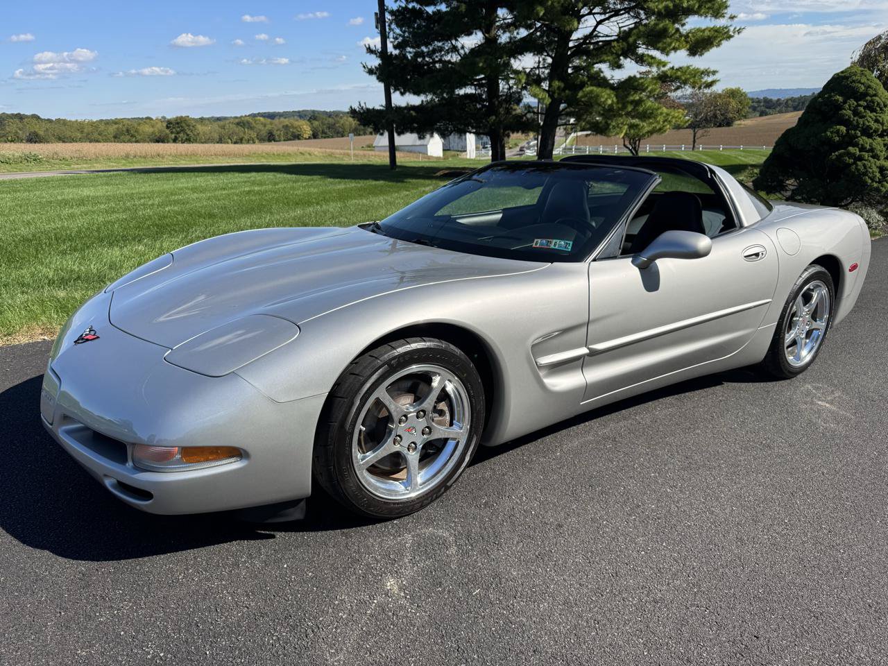 Used 2004 Chevrolet Corvette Coupe w/ Preferred Equipment Group RWD image 2
