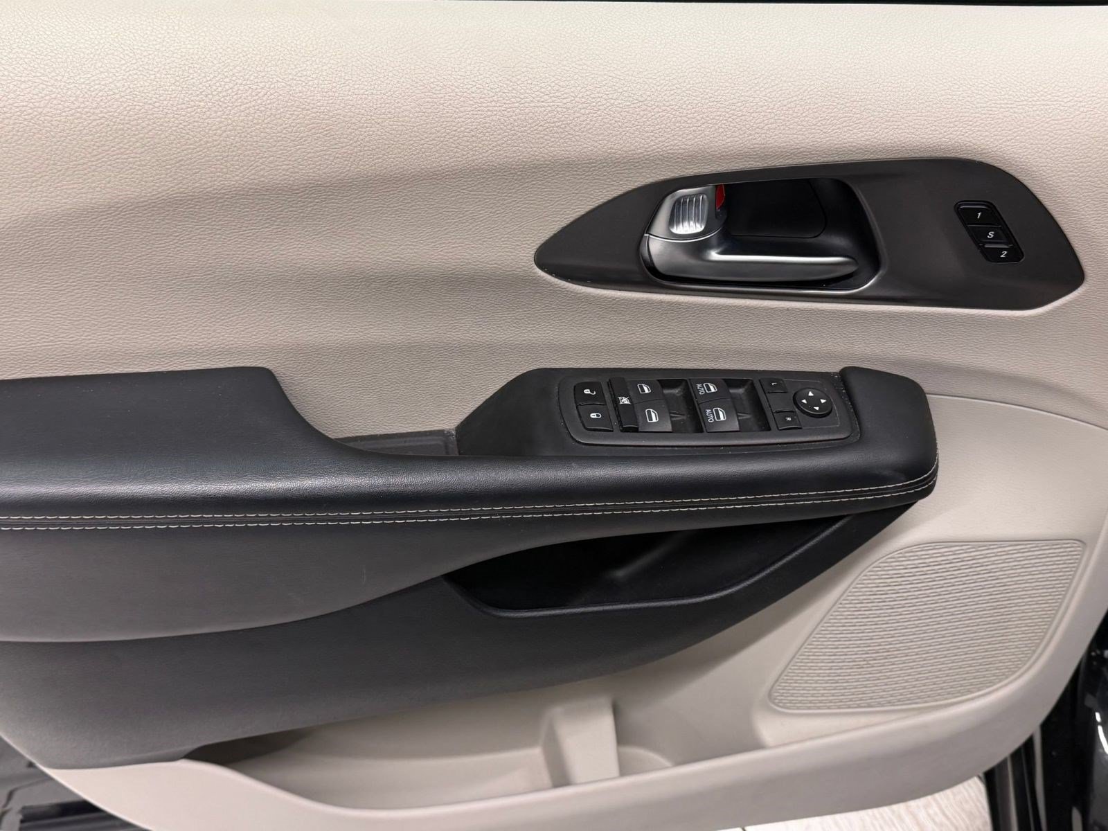 Used 2023 Chrysler Pacifica Touring-L FWD image 11