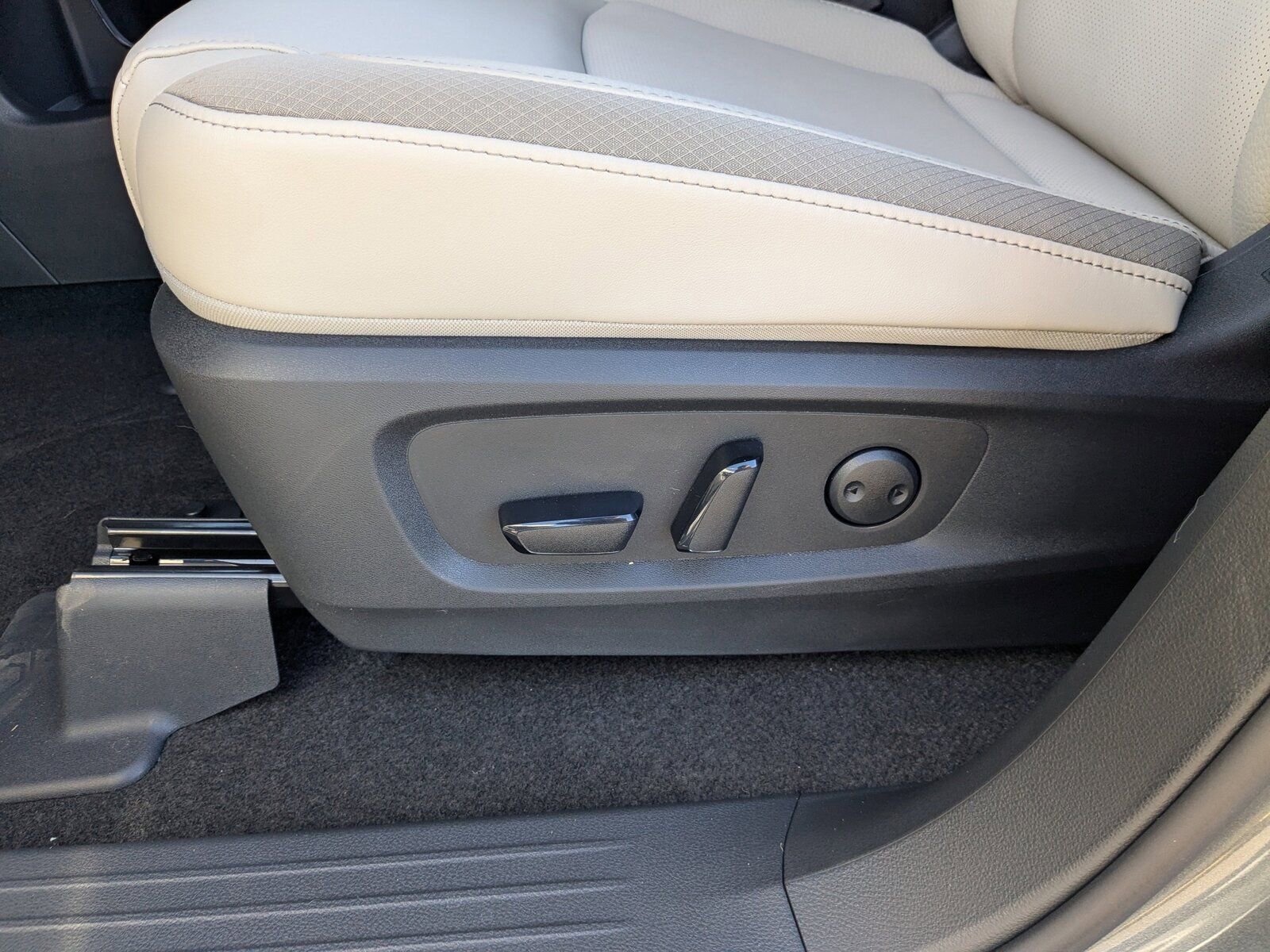 New 2026 Nissan Pathfinder SL image 14