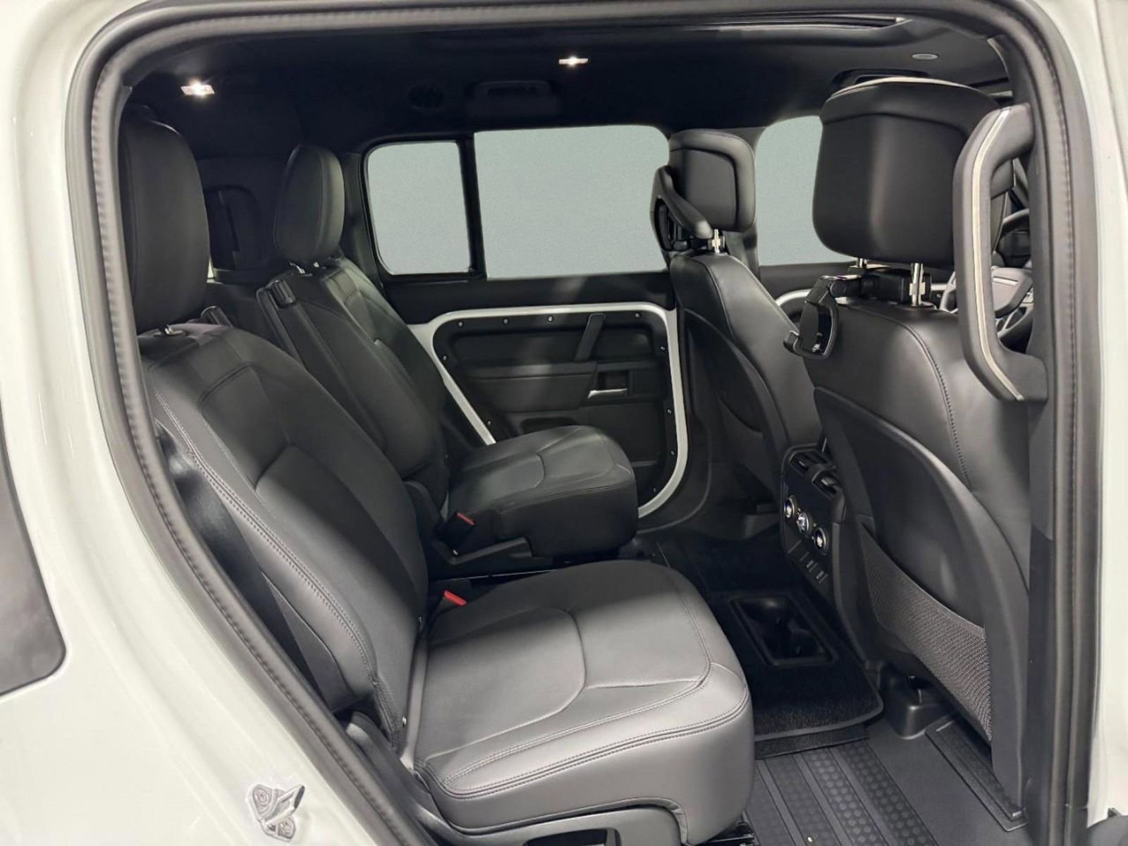 New 2026 Land Rover Defender 130 X-Dynamic SE image 10