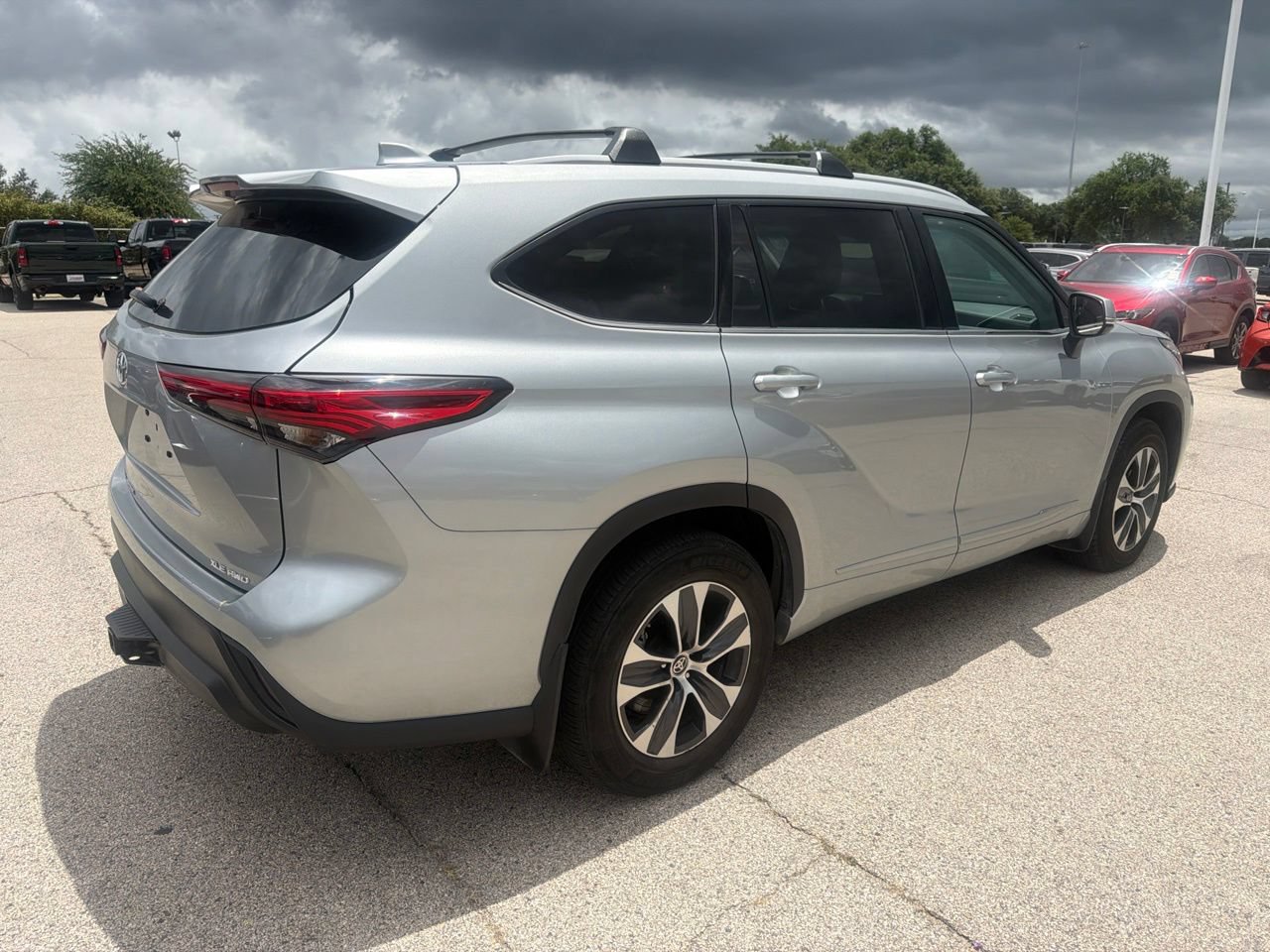 Used 2022 Toyota Highlander XLE AWD/4WD image 4