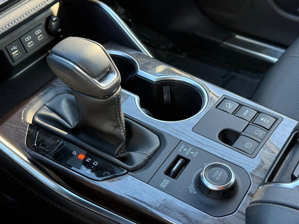 Used 2023 Toyota Highlander Platinum image 26
